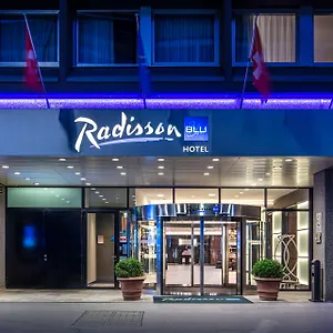 4* מלון Radisson Blu,